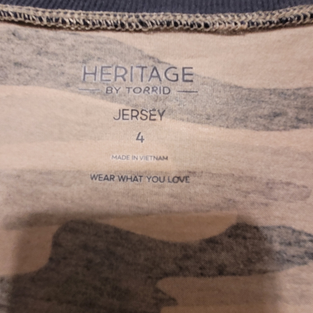 TORRD new camouflage V-neck tee, NWT, size 4 - Picture 3 of 3